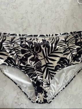 NWOT Black and White Tropical Print Bikini Bottoms Size-16